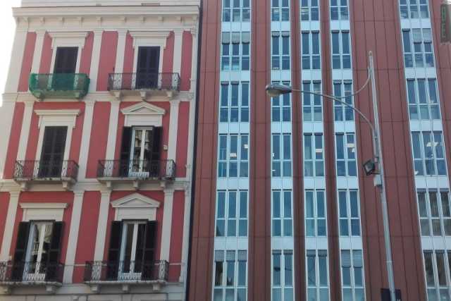 Bari: l'elegante rione Murat, deturpato da moderni obbrobri architettonici